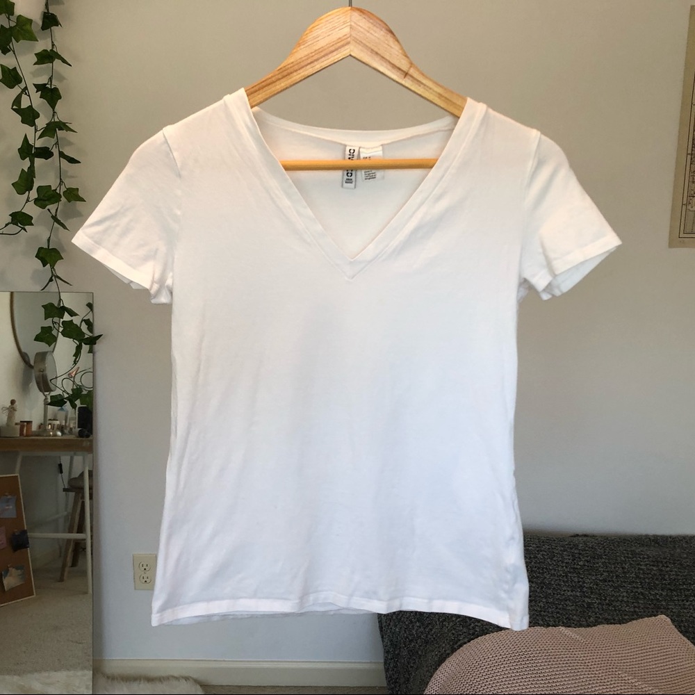 Simple white and basic tshirt / tee short sleeved